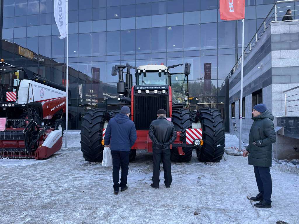 трактор RSM 2375 трактор RSM 2375