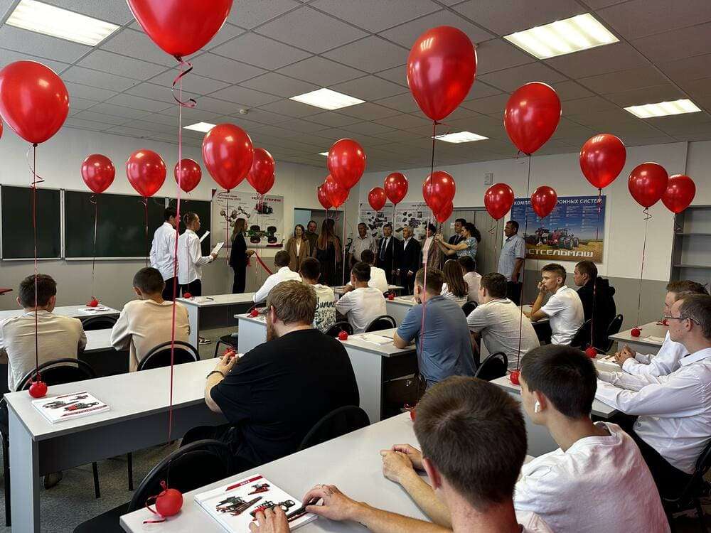 Студенты 3 курса в новом классе Ростсельмаш