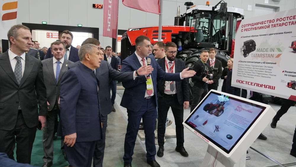 Раис Татарстана на стенде Ростсельмаш