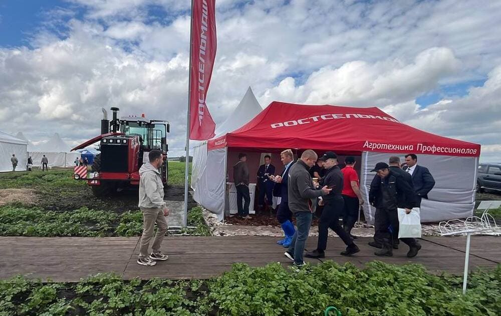 Ростсельмаш на дне поля в Красноярском крае 4