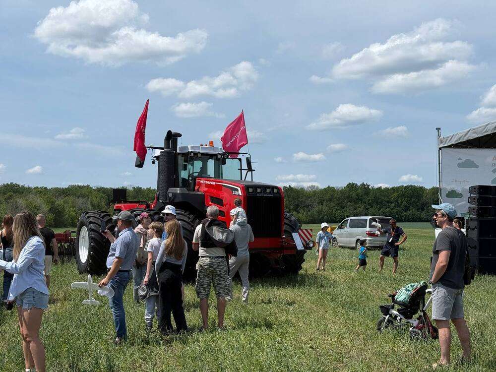 День поля будущего: трактор Ростсельмаш 2400